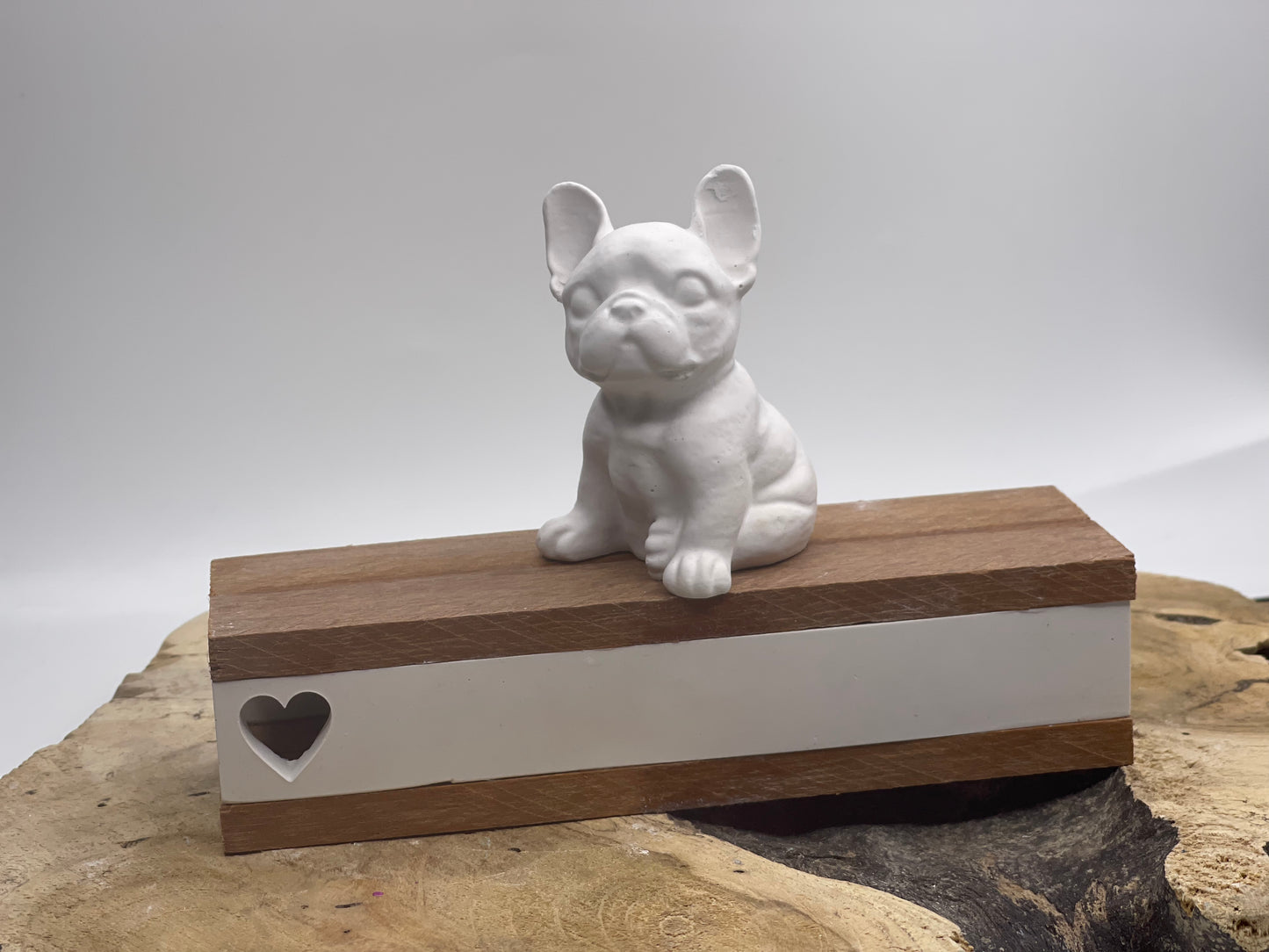 Französische Bulldogge Figur auf Podest #1