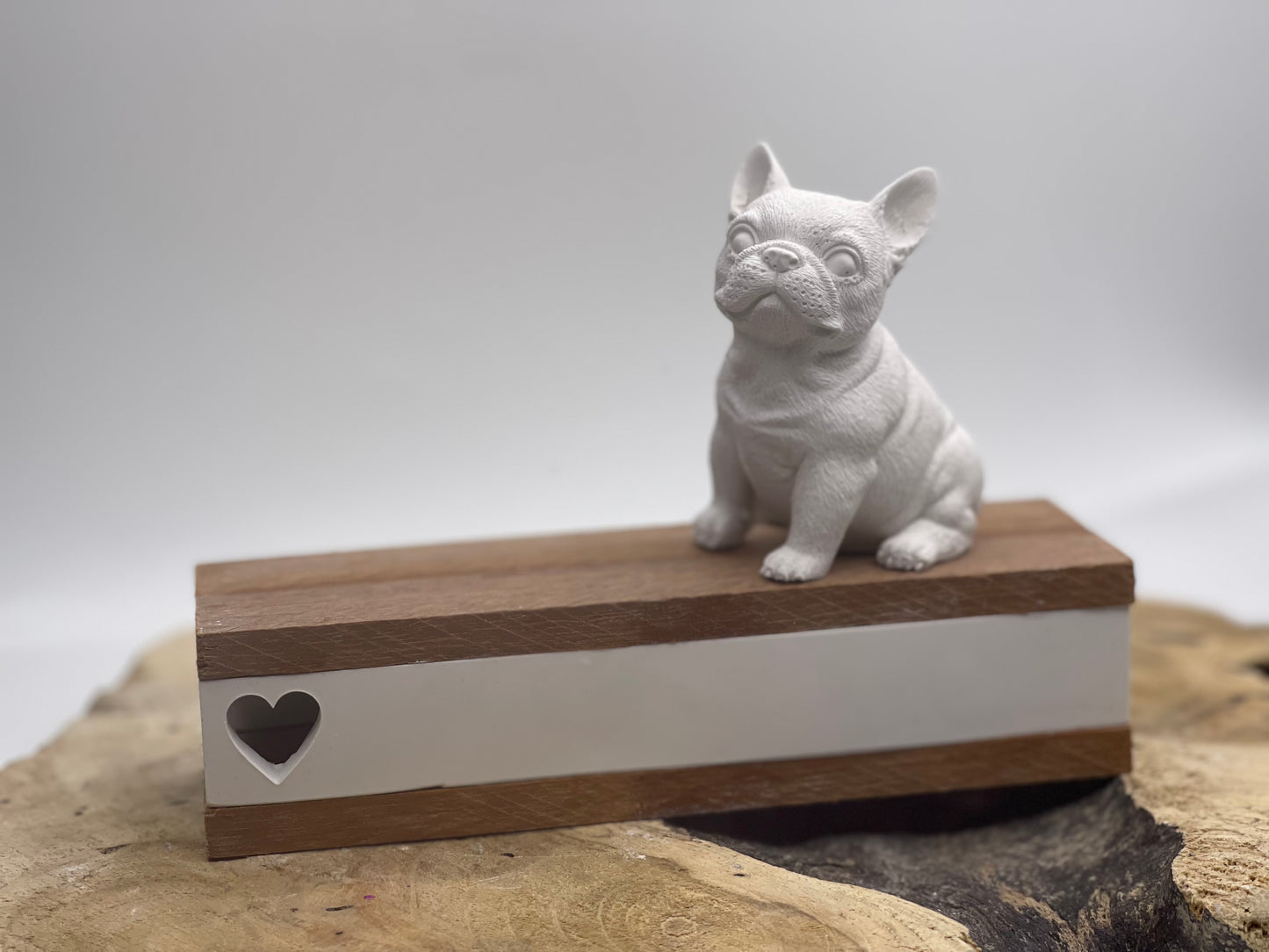 Französische Bulldogge Figur auf Podest #1