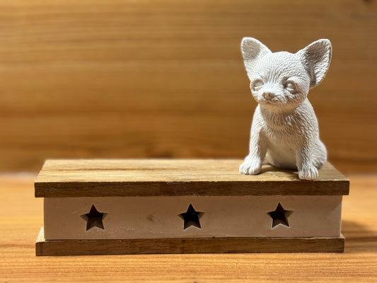 Chihuahua Figur auf Podest Holz Erinnerung #1