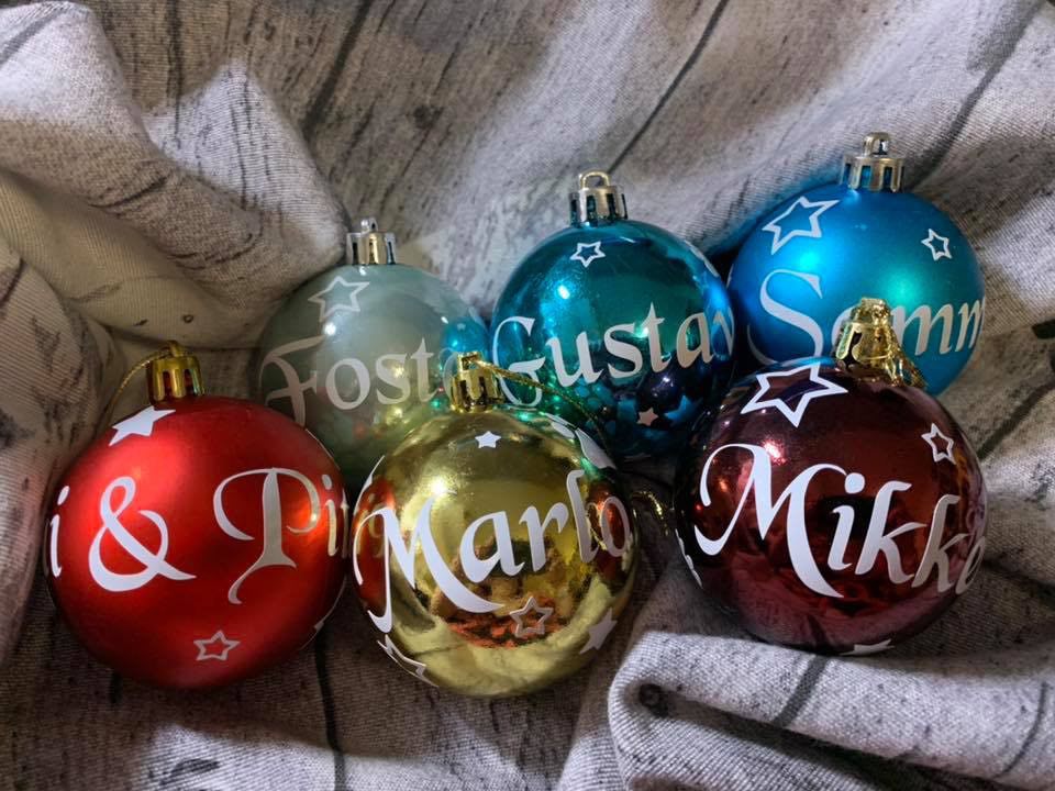 Weihnachtskugeln aus Kunststoff (ein Name)