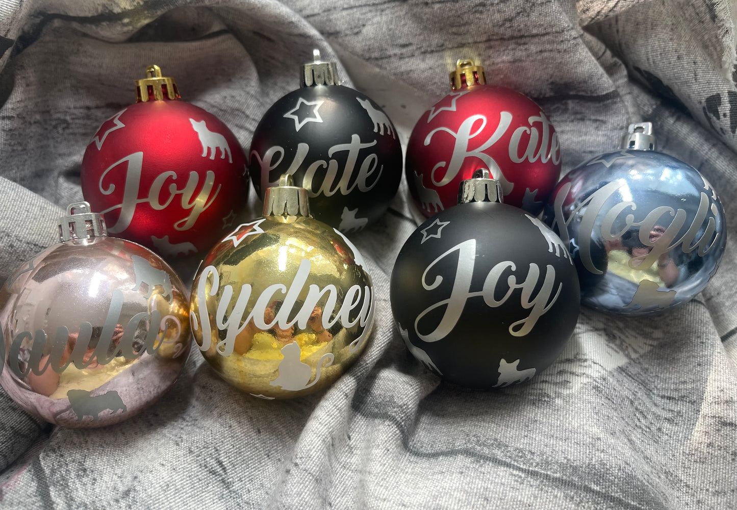 Weihnachtskugeln aus Kunststoff (ein Name)