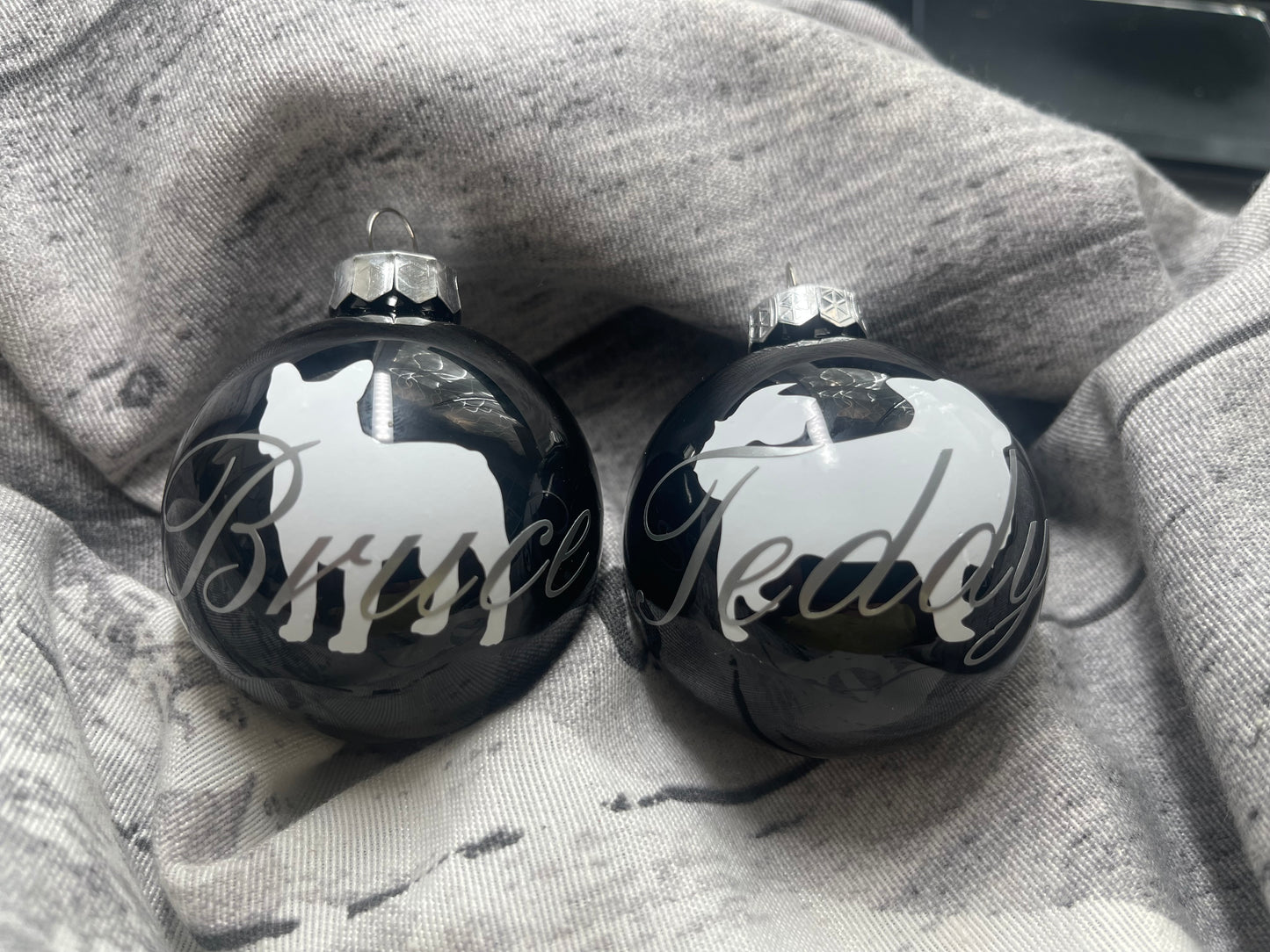 Weihnachtskugeln mit Wunschrasse und Namen aus Glas