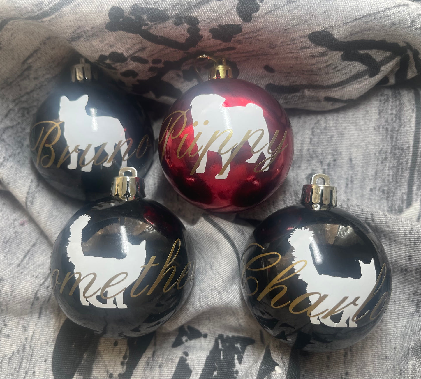 Weihnachtskugeln mit Wunschrasse und Namen aus Glas