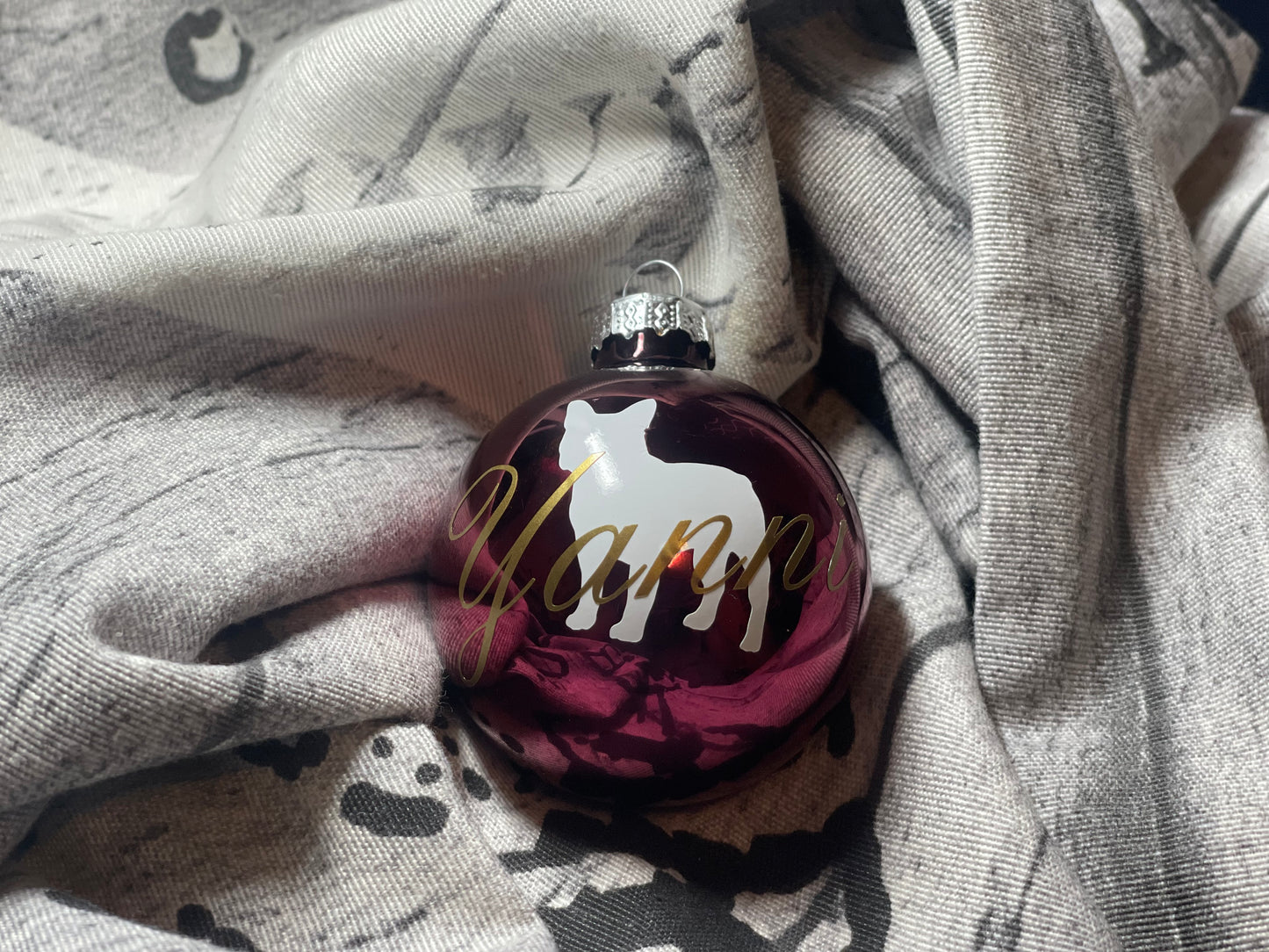 Weihnachtskugeln mit Wunschrasse und Namen aus Kunststoff