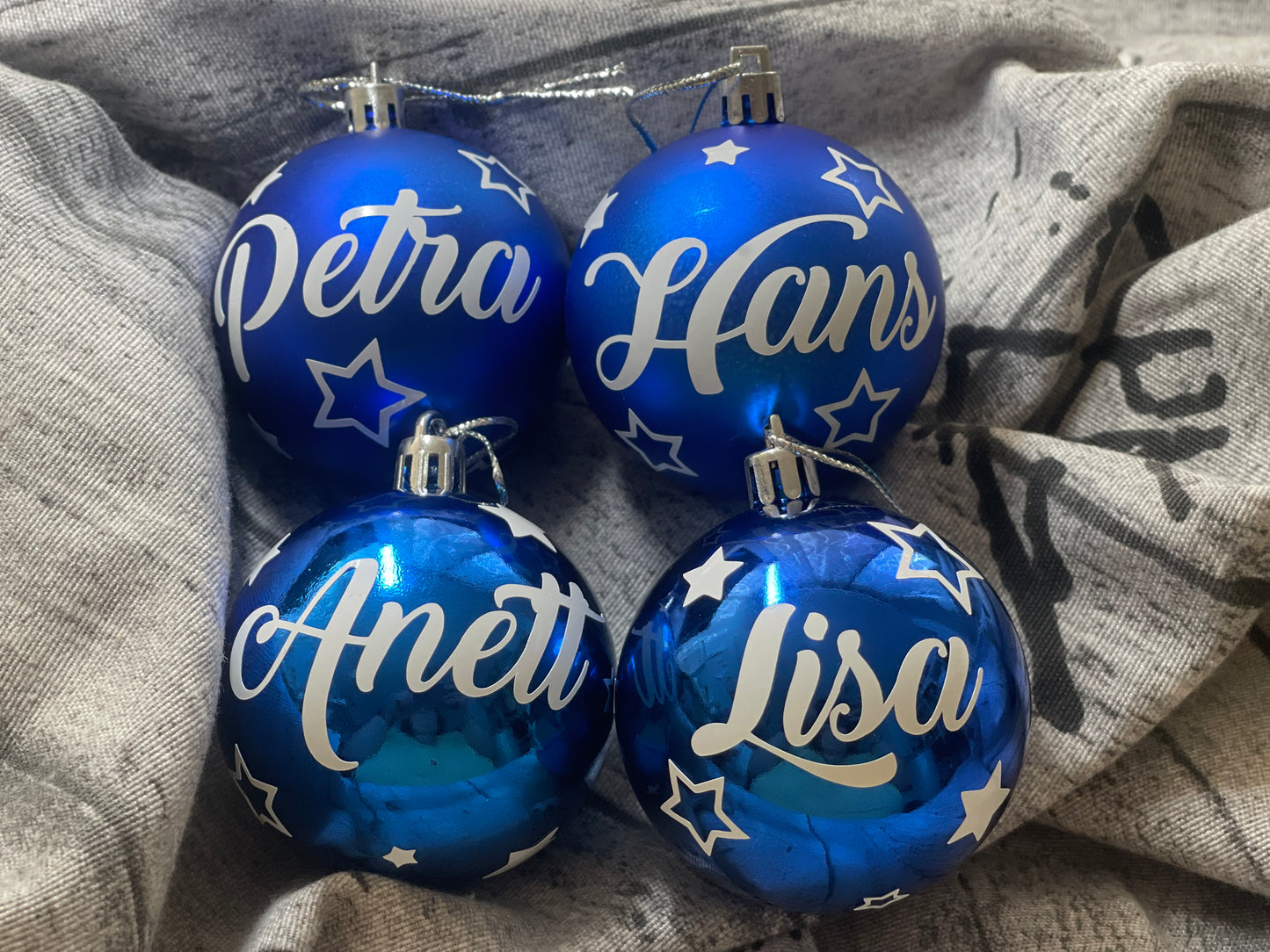 Weihnachtskugeln aus Kunststoff (ein Name)